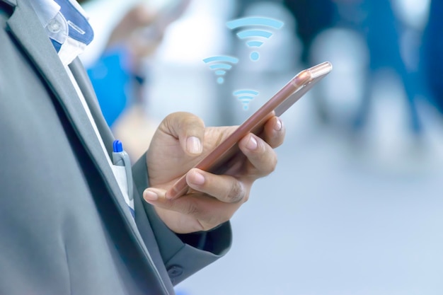 Las empresas utilizan teléfonos inteligentes para comunicarse buscando seguimiento Para un uso rápido y eficiente, se necesitan señales wifi Wifi gratuito en la pantalla Todos los gráficos de la pantalla están compuestos