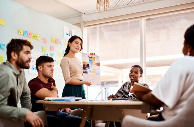 Empujando los límites manteniendo su propio estilo Foto de un grupo de jóvenes creativos en una reunión en una oficina