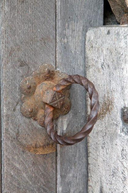 Empuñadura de puerta en Monnow Bridge, Monmouth, Gales, Reino Unido