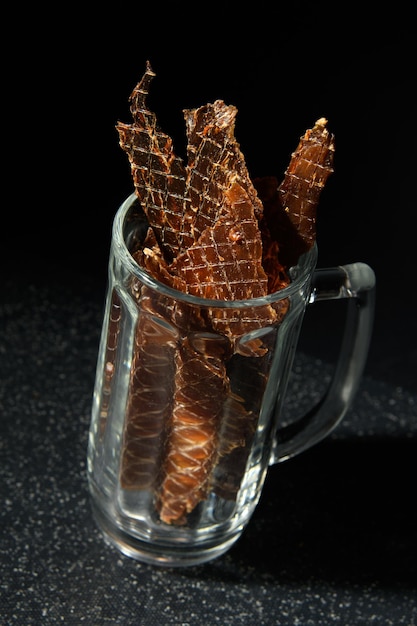 Empurrões de frango em uma caneca de cerveja transparente