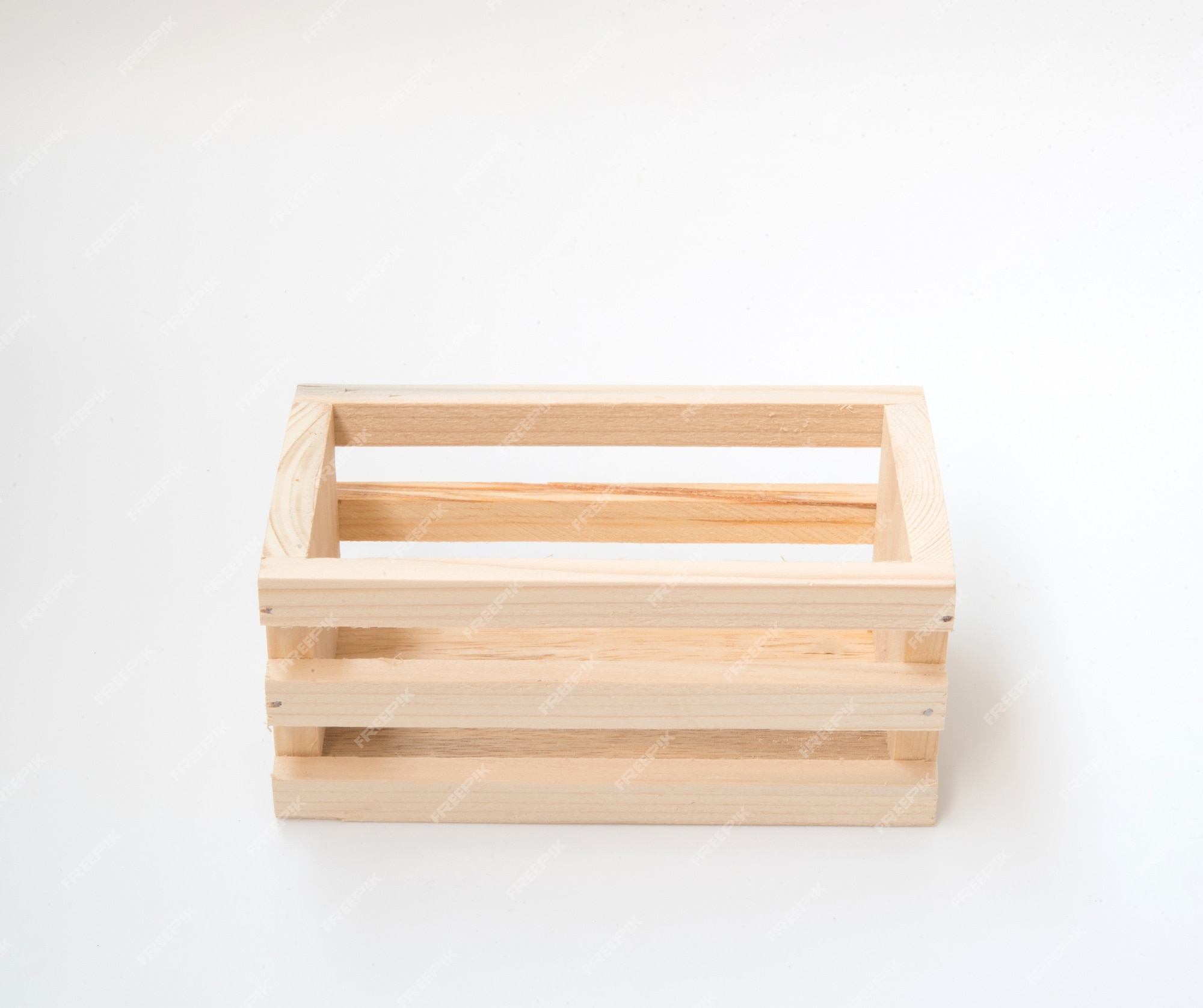 Empy caja de madera para idea decorativa aislada sobre fondo blanco