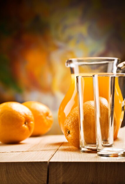 Emrty Glaswaren und Orangen