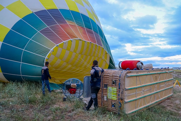 En inflar o balão para se preparar para o voo turístico