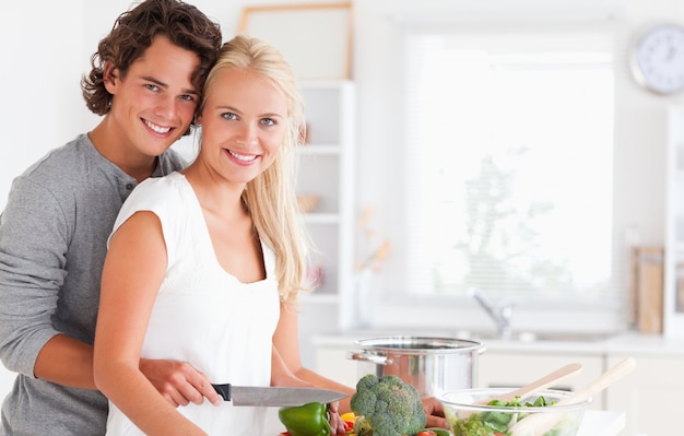 Enamorada joven pareja cocinando