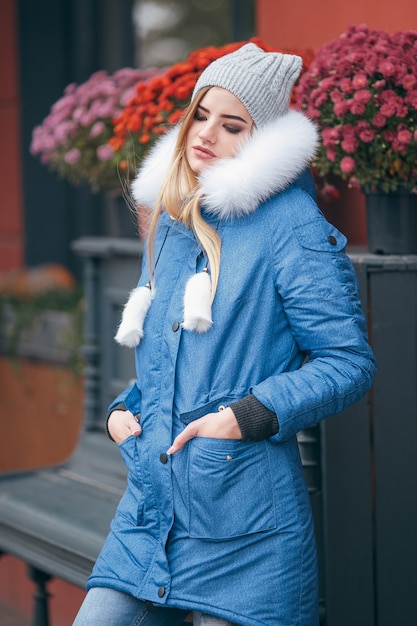 Enamorada de la naturaleza, una chica con chaqueta camina por el parque de otoño. ropa de abrigo para la temporada de otoño. mujer con sombrero disfruta de la caída. paseos por el parque.