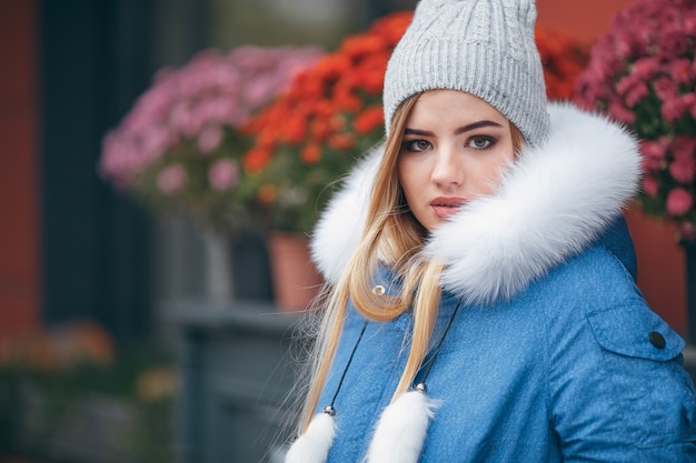 Enamorada de la naturaleza, una chica con chaqueta camina por el parque de otoño.