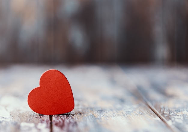 Enamorado. Amor. Fondo de San Valentín. Feliz día de San Valentín corazones en mesa de madera. Tarjeta de San Valentín