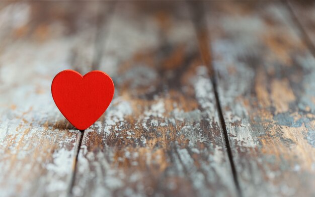 Enamorado. Amor. Fondo de San Valentín. Feliz día de San Valentín corazones en mesa de madera. Tarjeta de San Valentín