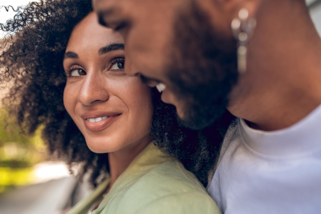 Enamorado. Cerrar imagen de mujer y hombre enamorados