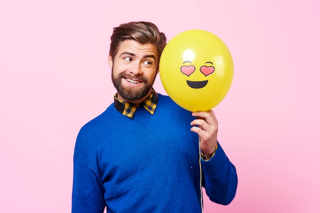 Enamorado excéntrico con globo soñando