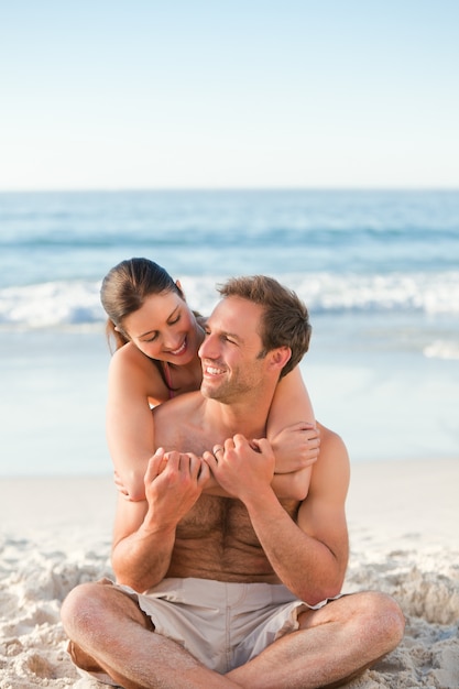 Enamorado pareja abrazándose en la playa