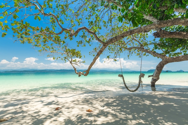 Enarene la playa y el barco de cola larga en la isla de Khang Khao (isla del palo), la hermosa provincia de Ranong del mar, Tailandia.