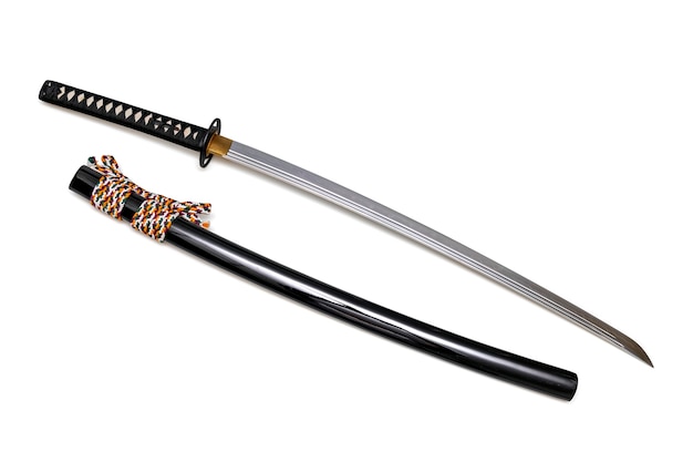 Foto encaixe de aço de espada japonesa e cordão colorido com bainha preta isolada em fundo branco