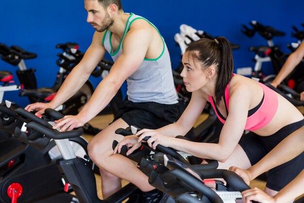 Encajar personas en una clase de spinning