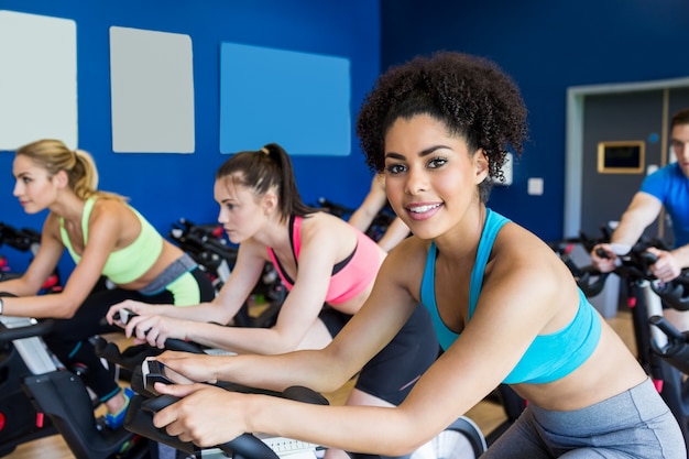 Encajar personas en una clase de spinning