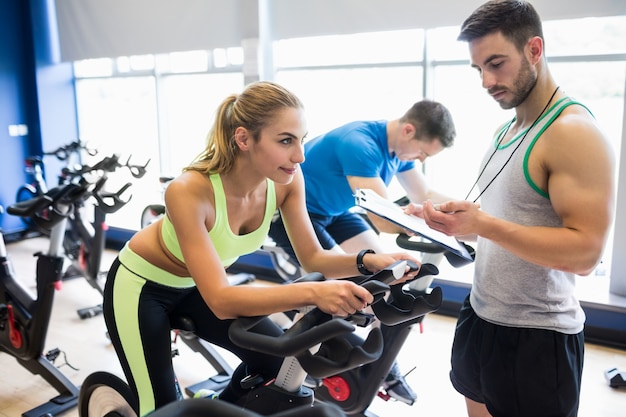 Encajar personas en una clase de spinning