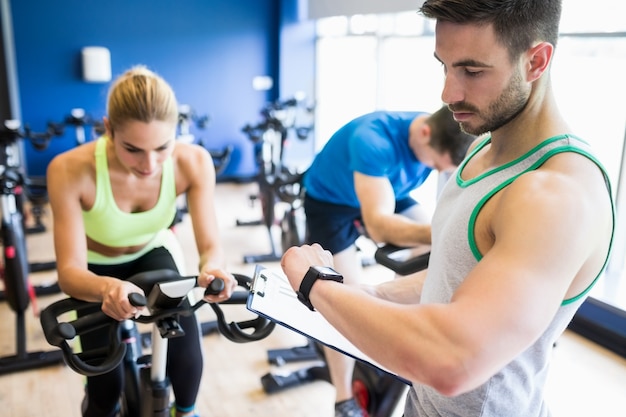 Encajar personas en una clase de spinning