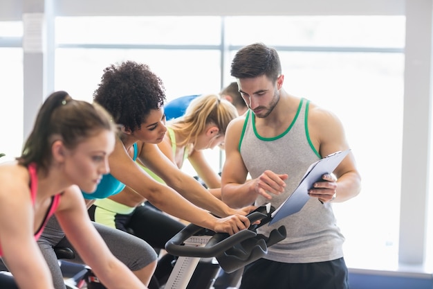 Foto encajar personas en una clase de spinning