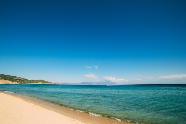 Encalhe no mediterrâneo em um dia ensolarado claro, grécia, halkidiki.