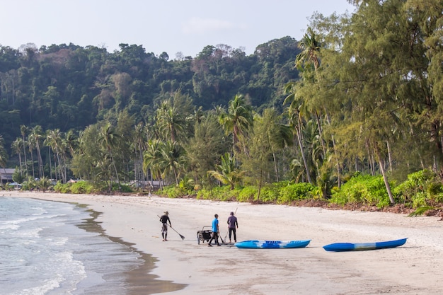 Foto encalhe o grupo do pessoal de limpeza no prao da área ao na ilha do koh kood, província tailândia de trat.