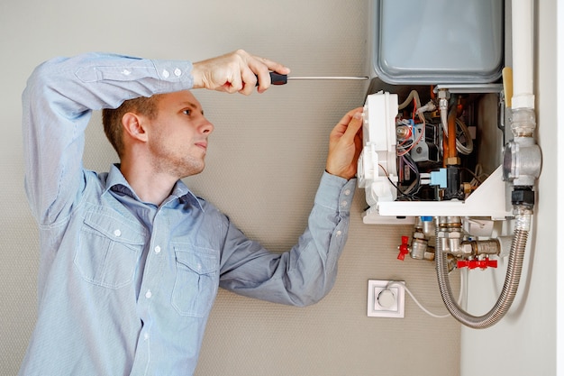 Encanador atribui tentando corrigir o problema com o equipamento de aquecimento residencial