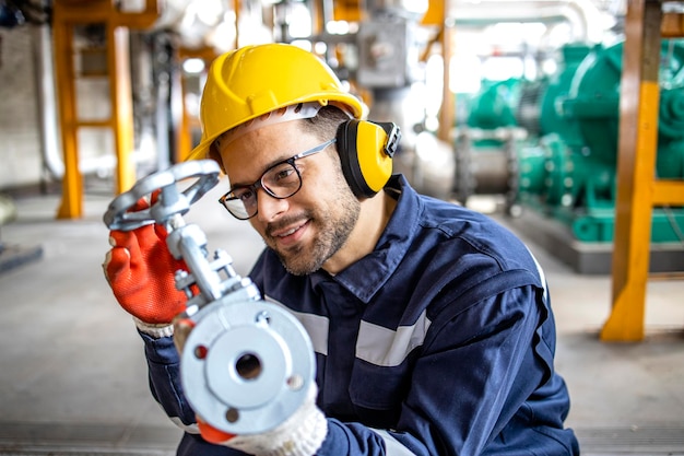 Encanador industrial verificando a válvula de alta pressão antes da instalação