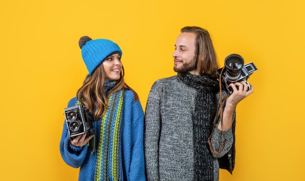 Les encanta fotografiar las vacaciones de año nuevo y la moda de punto de vacaciones para toda la familia alegre pareja enamorada de la cámara de fotos relaciones románticas de hombre y mujer en invierno