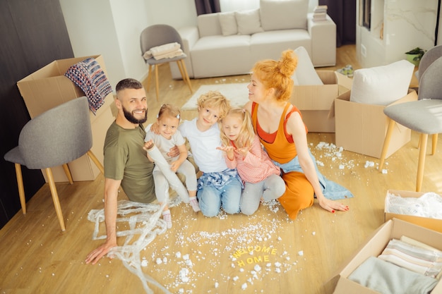 Encantado de familia agradable estar feliz con su nueva casa