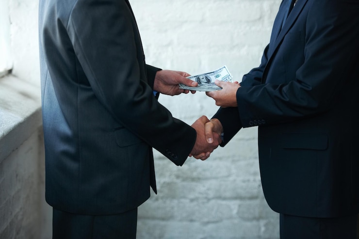 Foto encantado de hacer negocios contigo dos empresarios corporativos dándose la mano y haciendo un trato financiero