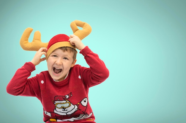 encantador adorable niño feliz con ropa de navidad, espacio de copia