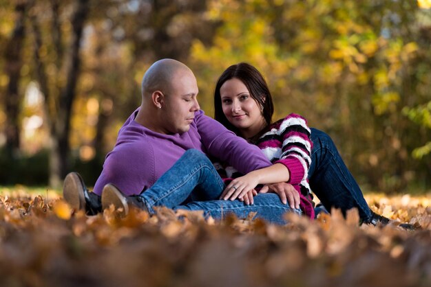 Encantador casal deitado juntos no parque