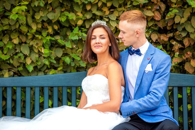 Encantador casal recém-casado no jardim Wallenstein em Praga, República Tcheca