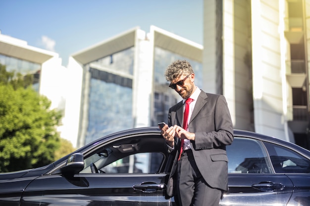 Encantador hombre de negocios con un coche