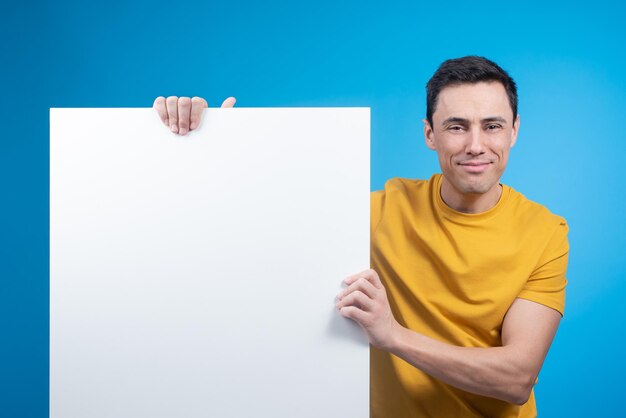 Encantador modelo masculino con gran pancarta blanca.