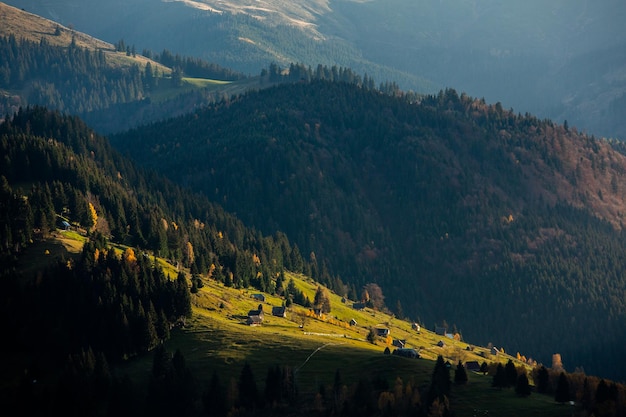 Un encantador paisaje montañoso en las montañas Bucegi, Cárpatos, Rumania