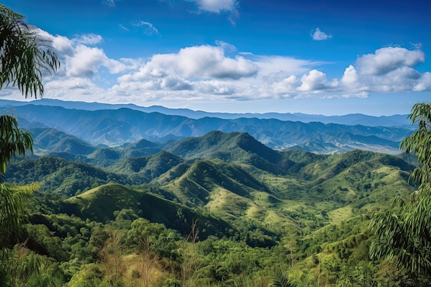 El encantador panorama de las montañas y la selva cubanas bajo un cielo azul nublado