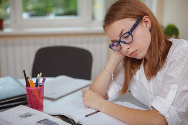 Encantadora adolescente estudiando antes de los exámenes