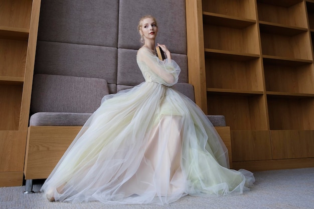 Encantadora bailarina foi à biblioteca escolher um novo livro durante um intervalo mostrando seu alongamento e flexibilidade