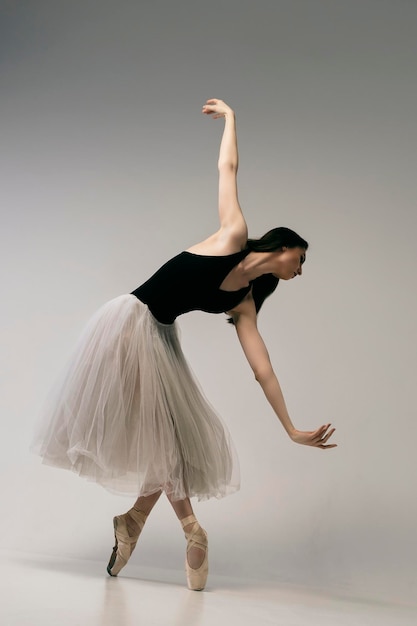 una encantadora bailarina improvisa en un estudio fotográfico salpicando emociones