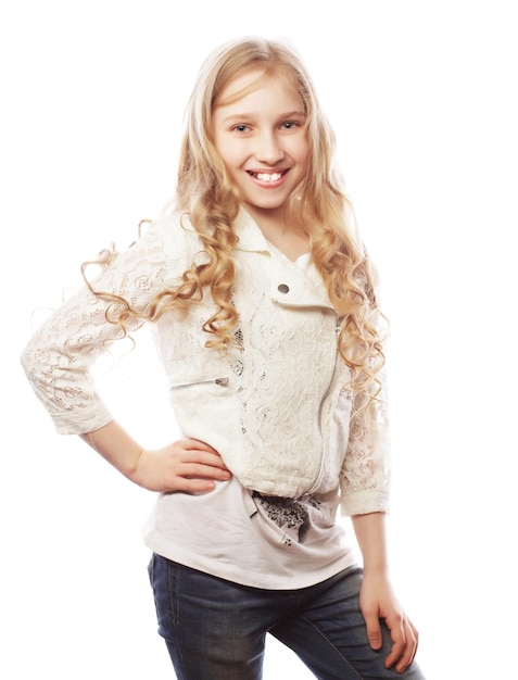 Foto encantadora chica con cabello largo y rubio aislado en blanco