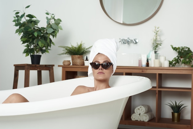 Encantadora chica elegante toma un baño