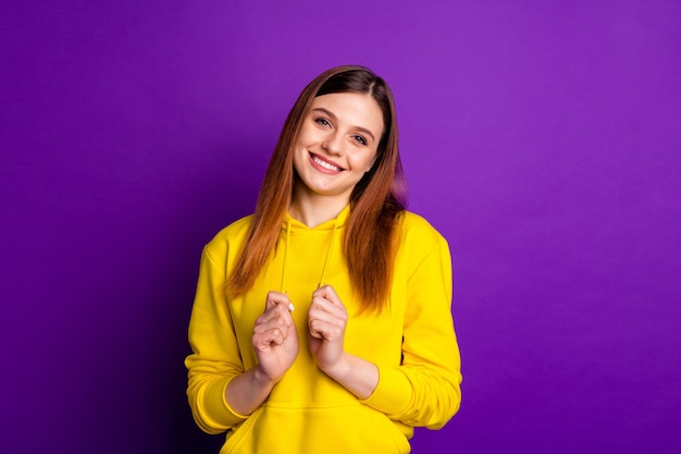 Encantadora chica joven pelirroja bastante hipster en sudadera con capucha