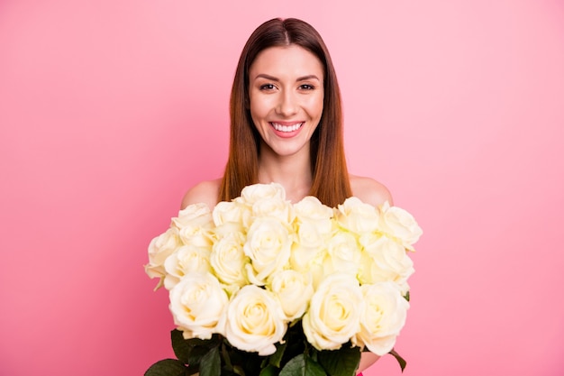 Encantadora dama posando con un ramo de rosas