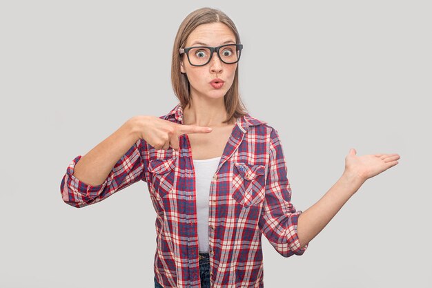 Encantadora e increíble mujer joven con gafas