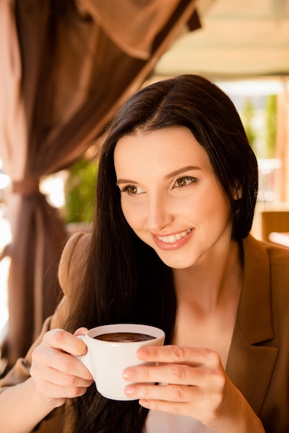 Encantadora empresaria sentado en un café