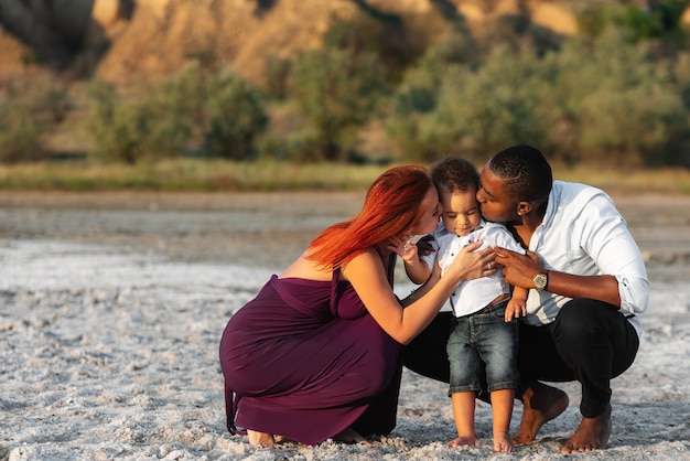 encantadora familia con hijo al aire libre