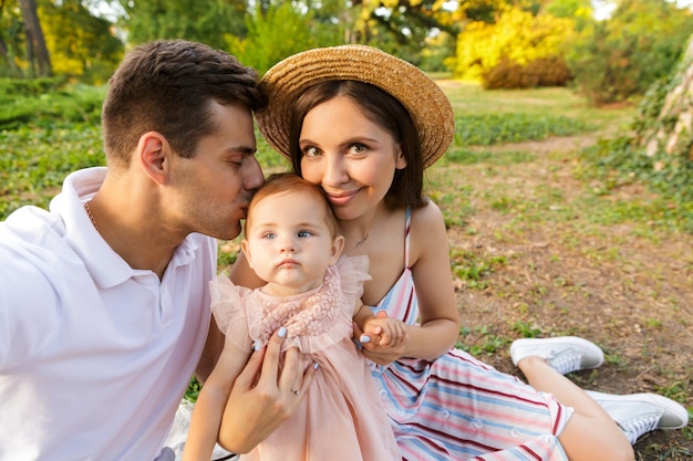 Encantadora familia joven con niña pasar tiempo juntos