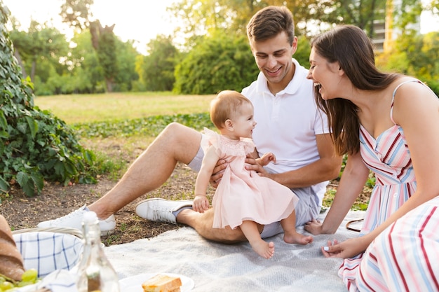 Encantadora familia joven con niña pasar tiempo juntos