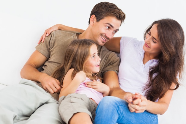 Encantadora familia jugando juntos en un sofá