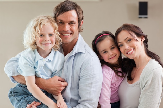 Encantadora familia posando juntos